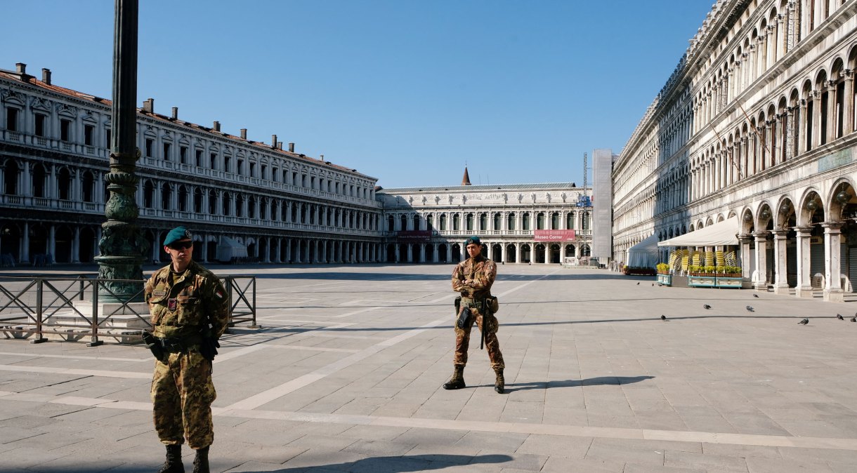 Soldados patrulham a praça de São Marcos, em Veneza, Itália