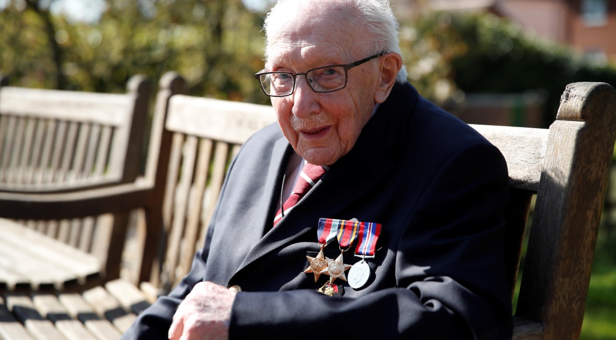 Capitão aposentado do Exército, Tom Moore arrecadou milhões de libras para serviço de saúde britânico com caminhada pelo jardim. Ele completa 100 anos nesta sexta-feira (30)
