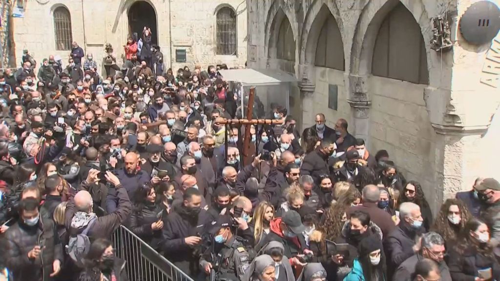 Centenas de cristãos se aglomeraram durante a tradicional procissão