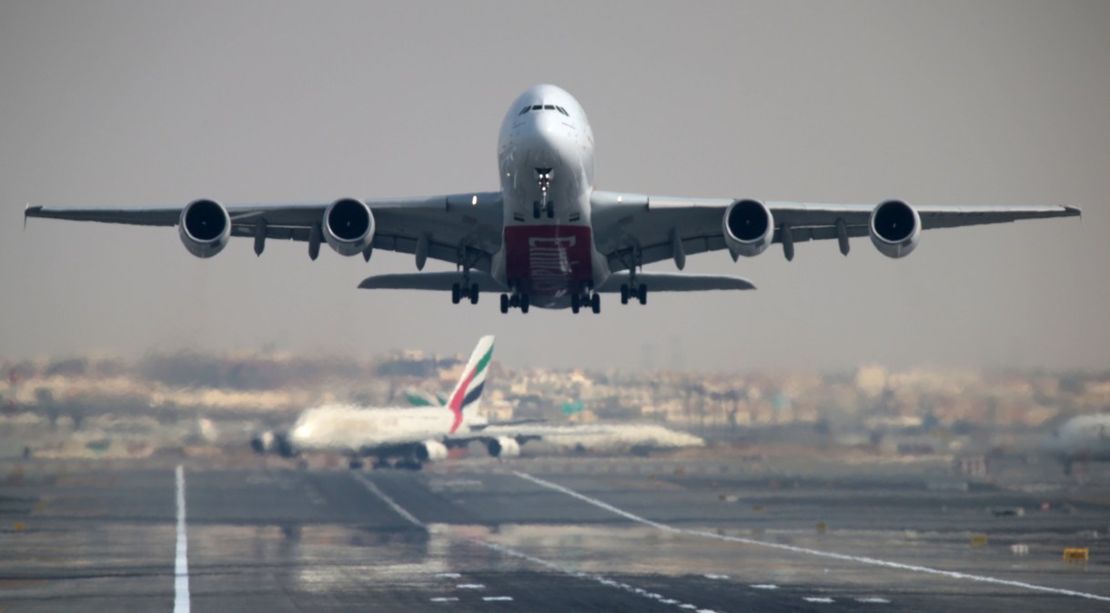 Avião da companhia Emirates decola em Aeroporto Internacional de Dubai