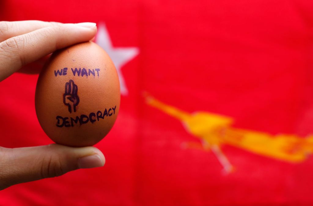 Manifestantes destribuíram ovos com mensagens de protesto na Páscoa em Mianmar