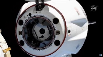 Objetivo da manobra, que desacoplou a Crew Dragon da porta avançada da estação e a redirecionou para outra entrada, é abrir espaço para próxima missão espacial