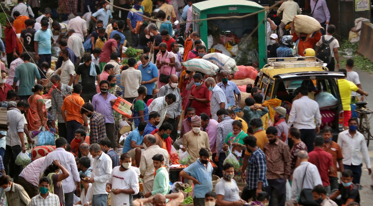 Mercado lotado em Mumbai, na Índia; país superou a marca dos 100 mil casos diários de Covid-19