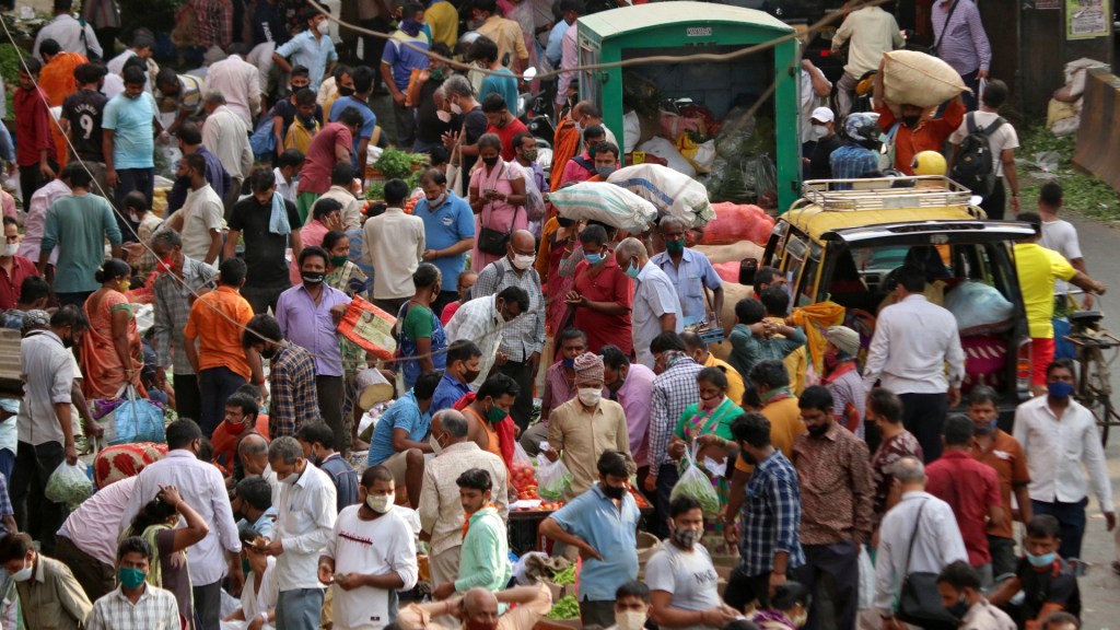 Mercado lotado em Mumbai; Índia superou 100 mil casos diários de Covid-19