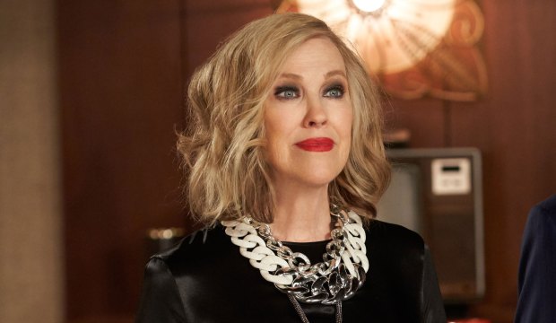 Catherine O'Hara venceu o prêmio de Melhor Atriz em série de comédia por Schitt's Creek no Globo de Ouro