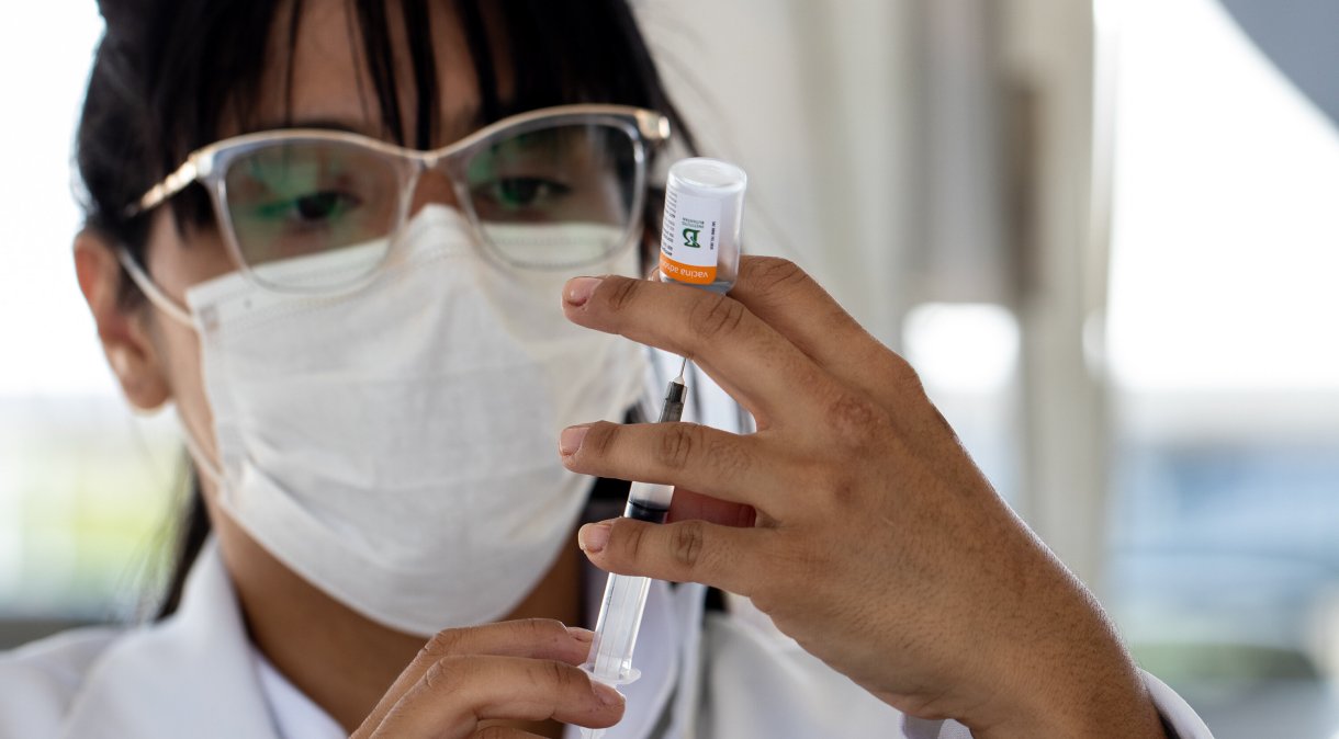 Enfermeira prepara vacina contra a Covid-19 no Rio de Janeiro