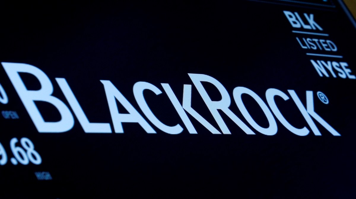 Logo da BlackRock em painel na bolsa de valores de Nova York (30.mar.2017)