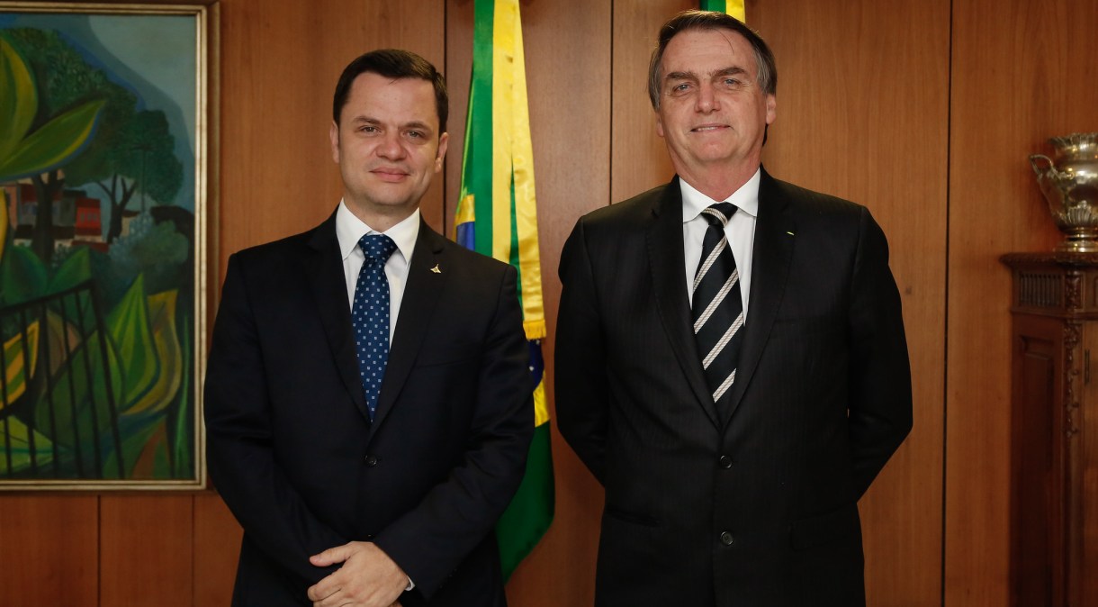 O então ministro da Justiça, Anderson Torres, ao lado do ex-presidente Jair Bolsonaro
