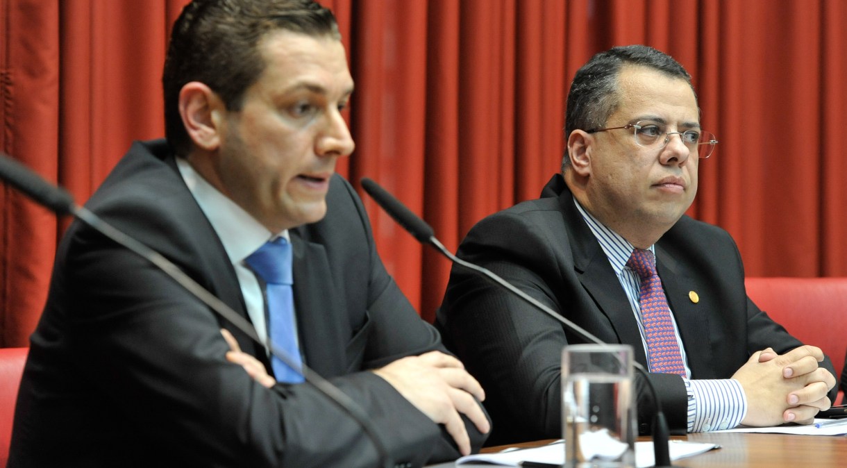 O delegado Paulo Gustavo Maiurino, à frente, de gravata azul