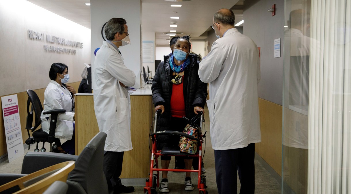 Sonia Sein (centro) recebeu transplante de traqueia no hospital Mount Sinai, em Nova York