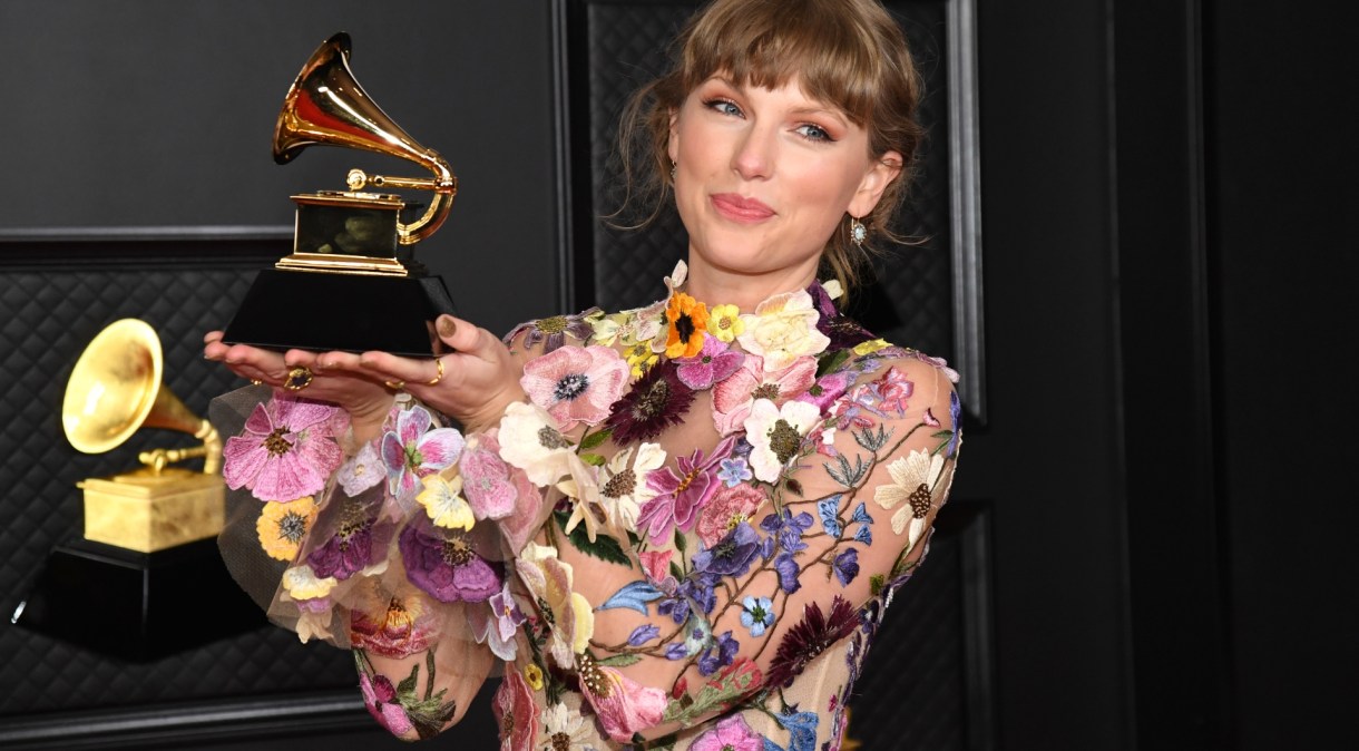 Taylor Swift venceu o prêmio de Disco do Ano com ‘Folklore’ na premiação do 63º Grammy Awards