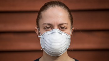 Infectologista do Hospital das Clínicas explica sobre uso correto de máscara N95 (PFF2) e ressalta: "máscara úmida perde o poder de proteção"