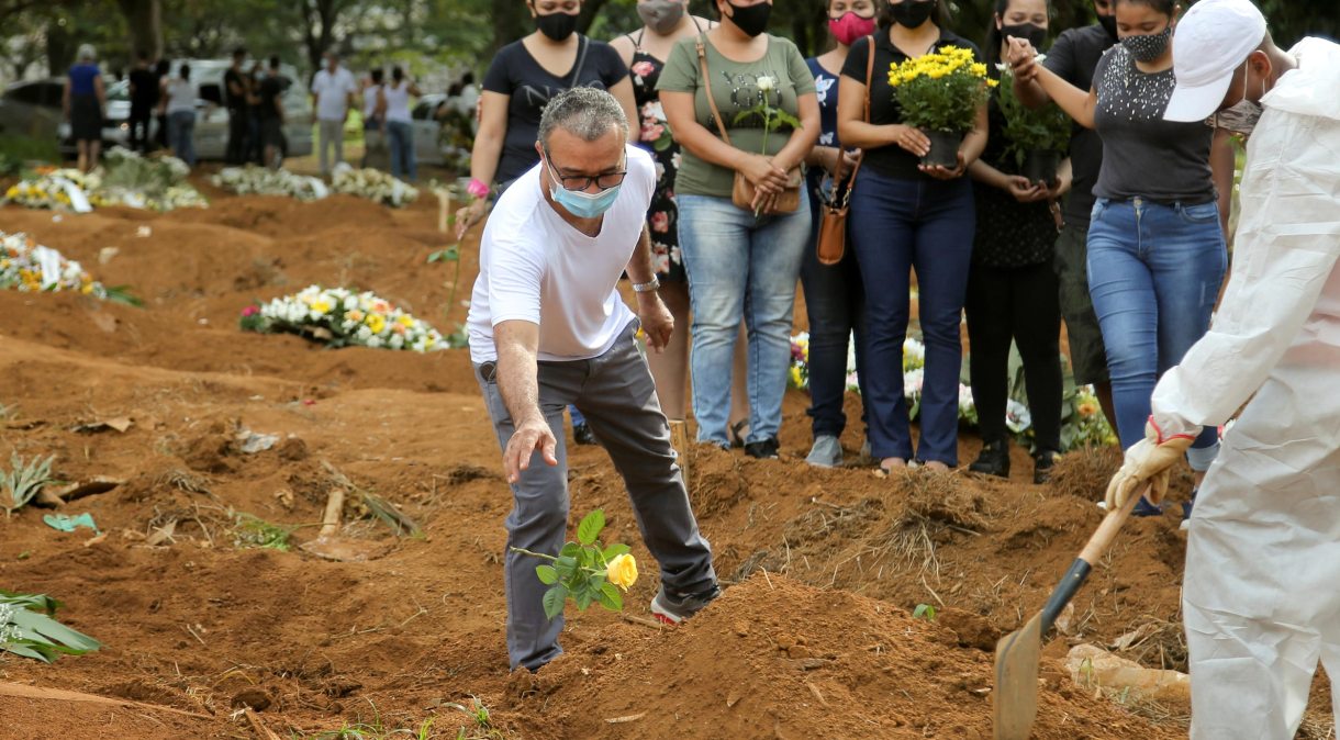 Enterro de vítima da Covid-19 no cemitério da Vila Formosa, em São Paulo
