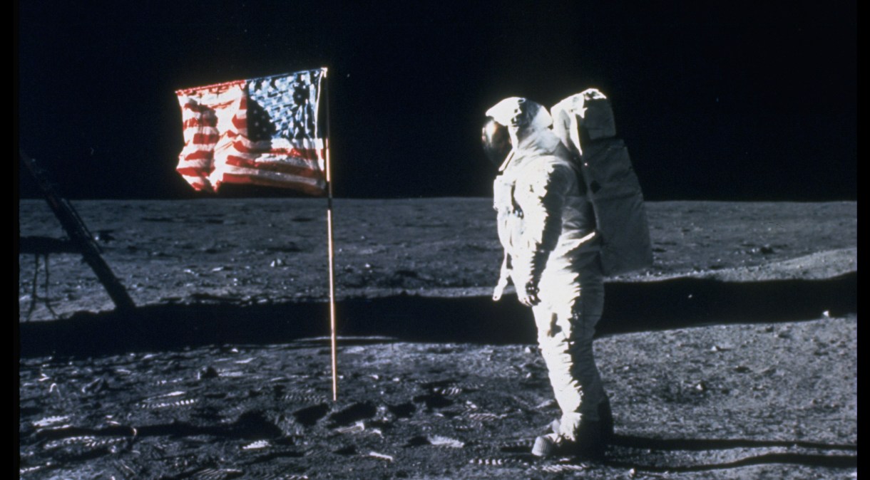 O astronauta Neil Armstrong andando na Lua, em 1969