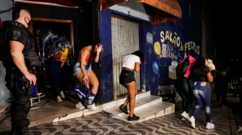 Pessoas se aglomeraram sem máscaras nas cidades de Porto Alegre e São Paulo na última madrugada