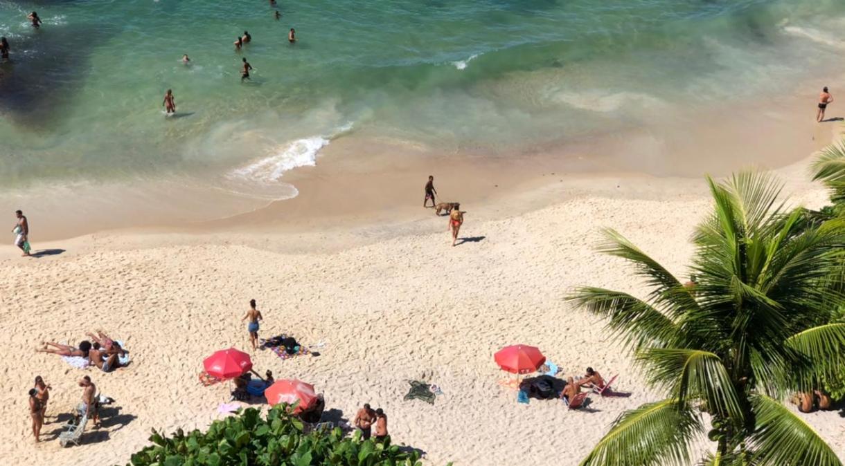 Zona sul do Rio: banhistas ignoram proibição de permanência nas areias no domingo (11.abr.2021)