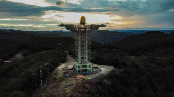 Monumento de 43 metros de altura contará com elevador que levará turistas a mirante no alto do coração de Cristo; atração deve ser inaugurada ainda em 2021