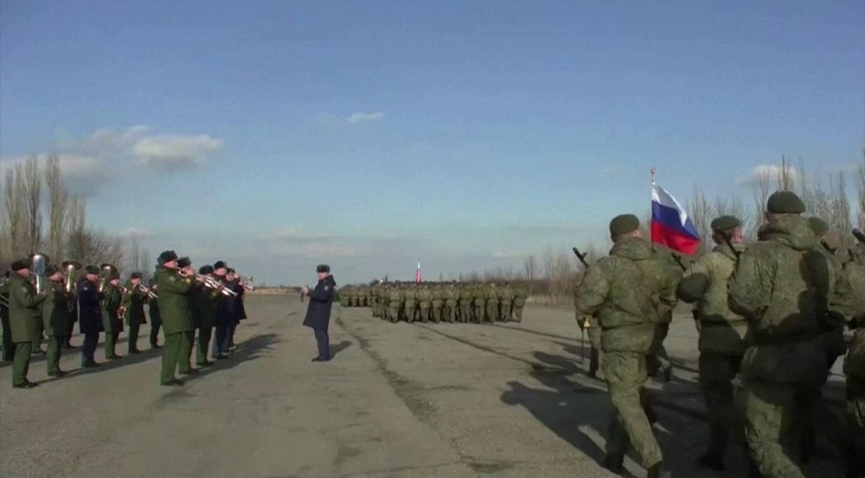 Unidades militares russas fazem exercícios táticos nas regiões de Stavropol e Krasnodar, perto da fronteira com a Ucrânia
