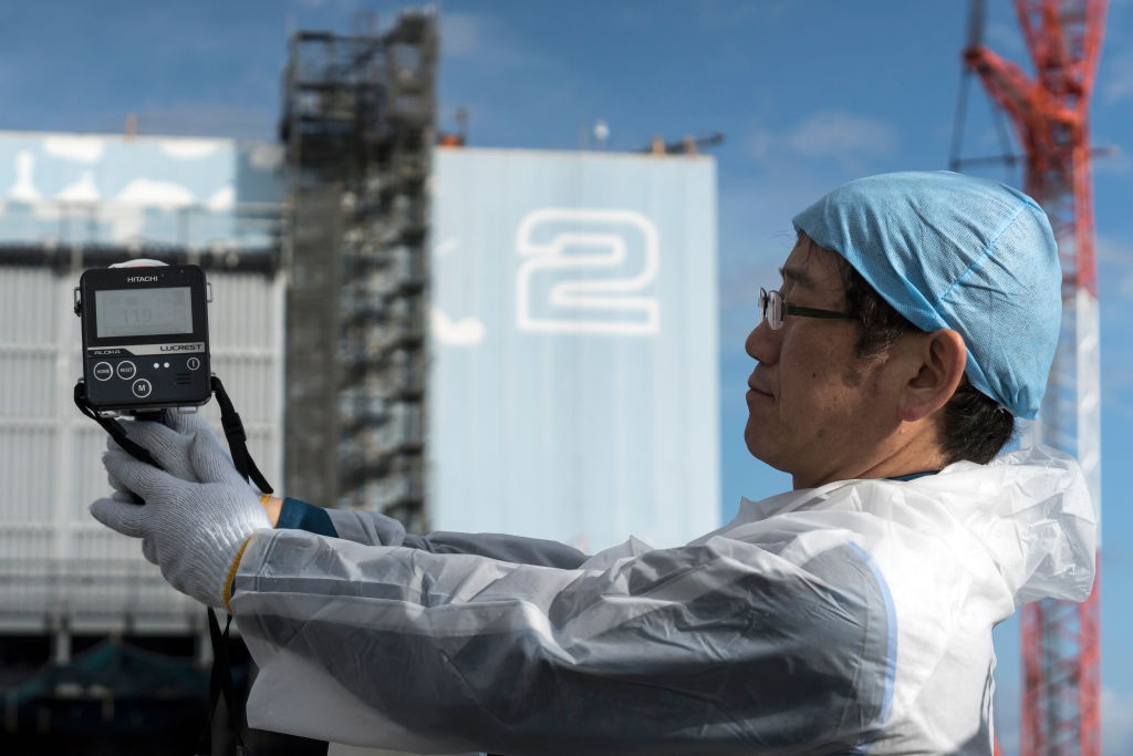 Funcionário de Fukushima mede nível de radiação nos arredores do reator 2