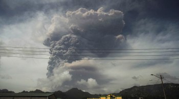 Rios de lava quente, fragmentos de rocha e gás escorreram pelos flancos do vulcão La Soufriere, em São Vicente; cerca de um terço da área da ilha está isolada