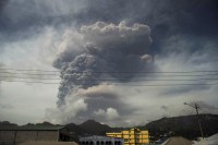 Ilha do Caribe é atingida por maior explosão vulcânica de sua história