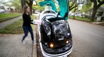 Assim que o carro chega, o cliente digita um código na tela acoplada ao veículo e as portas se abrem para servir a comida