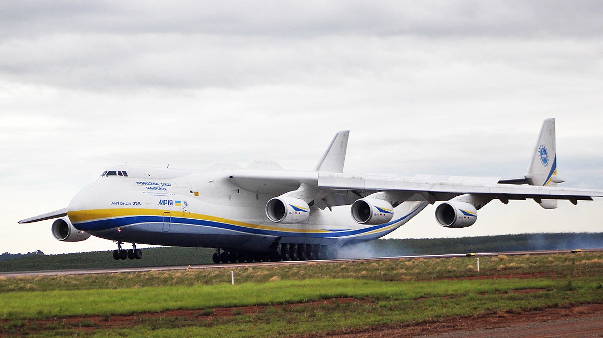 O An-225 com matrícula UR-82060 é a estrela da Antonov Airlines, companhia aérea especializada no transporte de cargas superpesadas