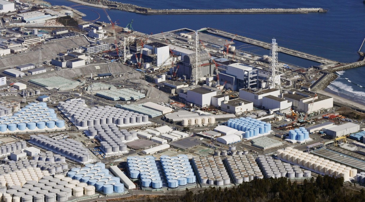 Vista aérea dos tanques de armazenamento de água da usina nuclear de Fukushima, no Japão.