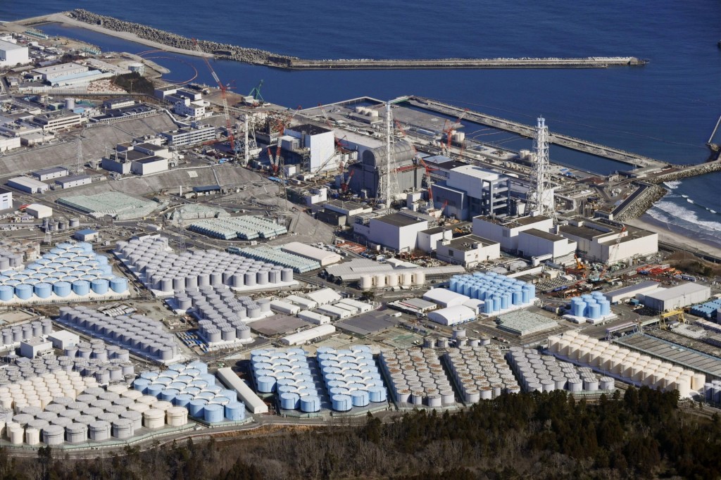 Vista aérea dos tanques de armazenamento de água da usina nuclear de Fukushima