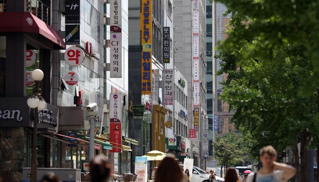 ropagandas de cirurgias plásticas penduradas em edifícios na área Sinsa-dong