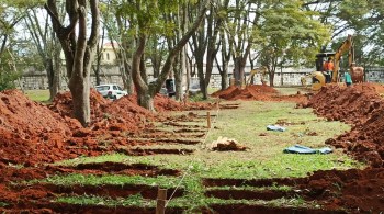 Treze máquinas retroescavadeiras foram empregadas na abertura das sepulturas em área que estava desativada há 30 anos no cemitério da Vila Formosa