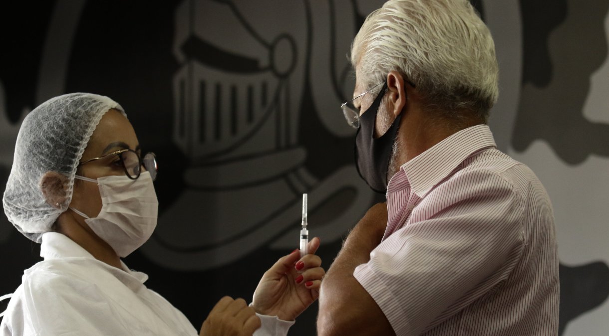 Aplicação de dose da vacina contra a Covid-19 na zona central do Rio de Janeiro