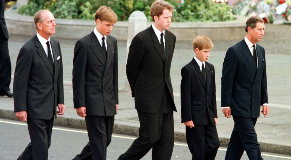 Homens da família real britânica no funeral de Diana