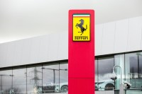 Ferrari fecha parceria com empresa de tecnologia para vender produtos digitais