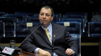 Um empresário investigado pelo MP pagou despesas em Brasília do senador Omar Aziz, que foi indicado para presidir a CPI da Covid