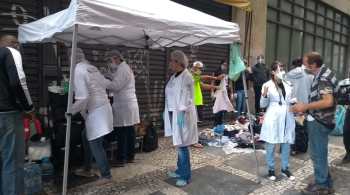 Médicos e voluntários prestam atendimento gratuito à população em situação de rua no centro da capital paulista