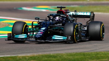 Max Verstappen, da Red Bull, terminou em segundo lugar. Valtteri Bottas, da Mercedes, completou o pódio