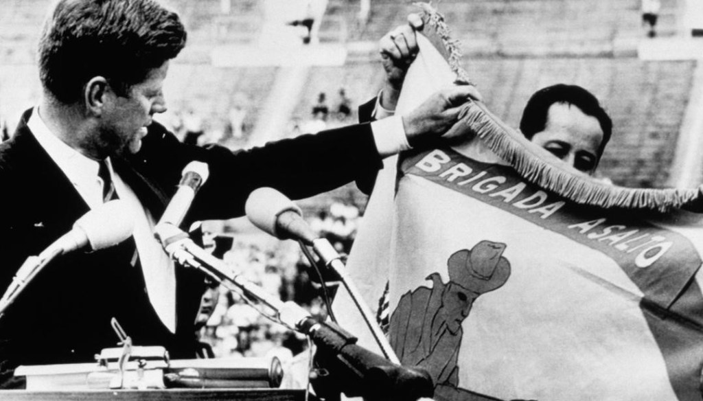 Presidente Kennedy dos EUA segura bandeira da Brigada 2506