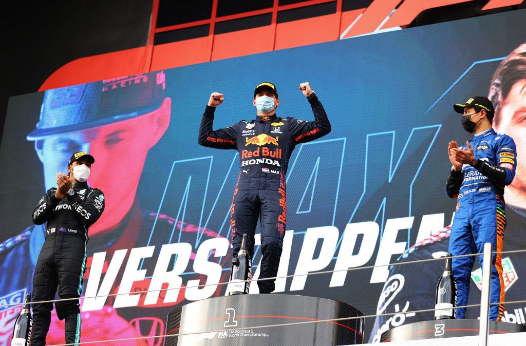 Max Verstappen (C) comemora vitória no GP da Emilia Romagna de F1, em Ímola