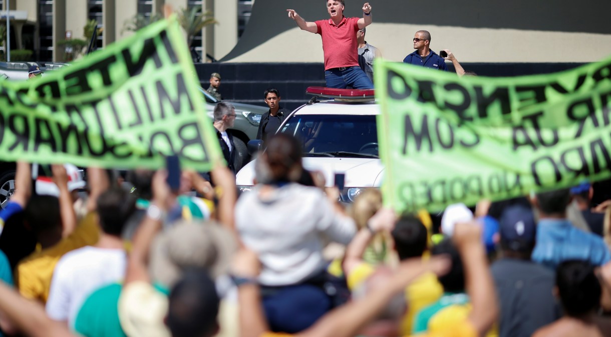 O presidente Jair Bolsonaro discursa em ato em Brasília em que manifestantes pediam intervenção militar e defendiam o AI-5