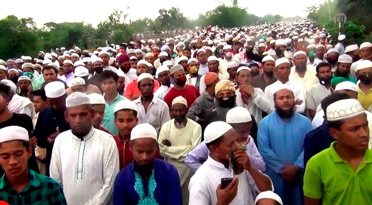 Milhares de muçulmanos de Bangladesh caminham em funeral de um popular líder do Partido Islâmico (18.Abr.2020)