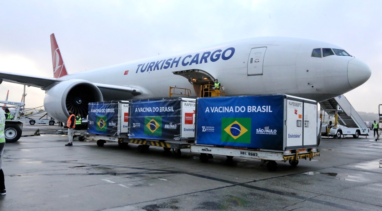 Ingrediente Farmacêutivo Ativo (IFA) da Coronavac é desembarcado no aeroporto de Guarulhos, em SP