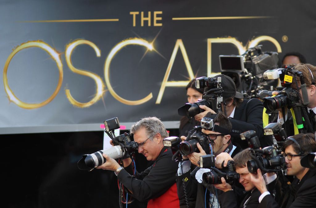 Os tapetes vermelhos do Oscar costumam reunir celebridades, jornalistas e fotógrafos antes das premiações