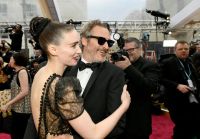 Rooney Mara anuncia segunda gravidez com Joaquin Phoenix