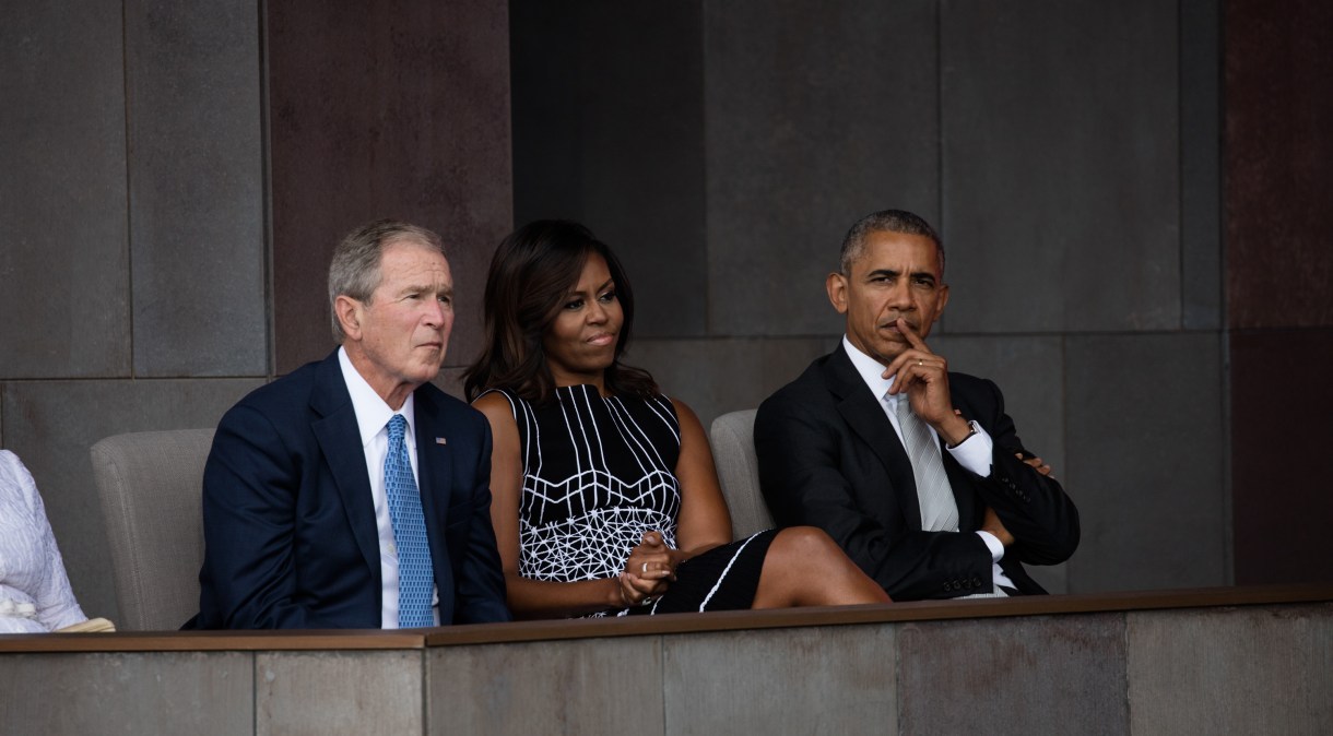Ex-presidentes George W. Bush e Barack Obama ao lado de Michelle Obama