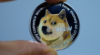 A dogecoin foi criada em 6 de dezembro de 2013 por uma dupla de engenheiros de software; neste ano, a criptomoeda se tornou a quinta maior em valor de mercado