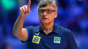 O técnico da seleção brasileira masculina de vôlei está intubado desde a última sexta-feira (16) em decorrência de complicações causadas pela Covid-19