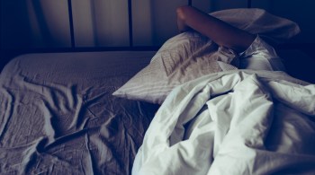 Dormir menos de seis horas por noite ou acordar com frequência aumenta o risco de desenvolver placas prejudiciais nas artérias, não apenas no coração