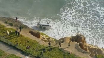 O motorista foi salvo por um fuzileiro naval aposentado que fazia uma caminhada pela praia e viu o acidente