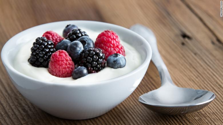 Carboidratos presentes nas frutas vermelhas e triptofano do iogurte ajudam a pro